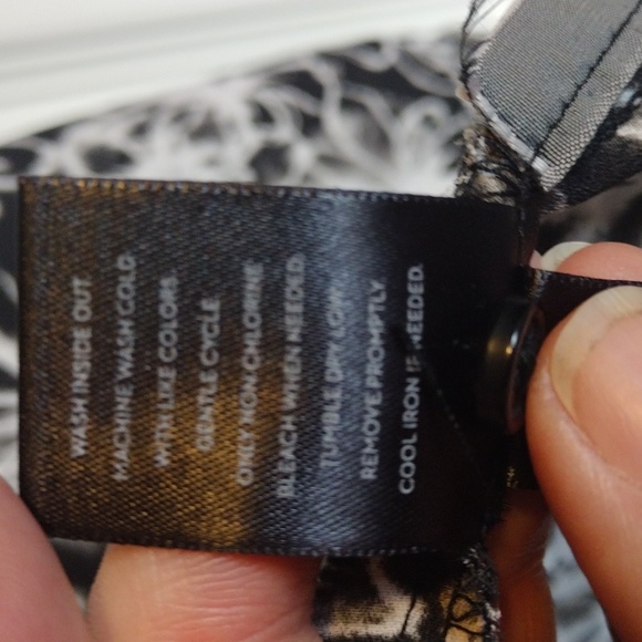 Black and white blouse by Simply Vera Wang Size Large - Picture 4 of 4